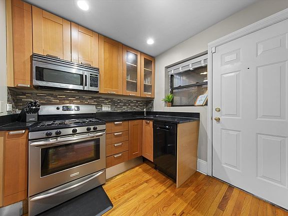 5th image of 7423 N Sheridan Rd APT 2W