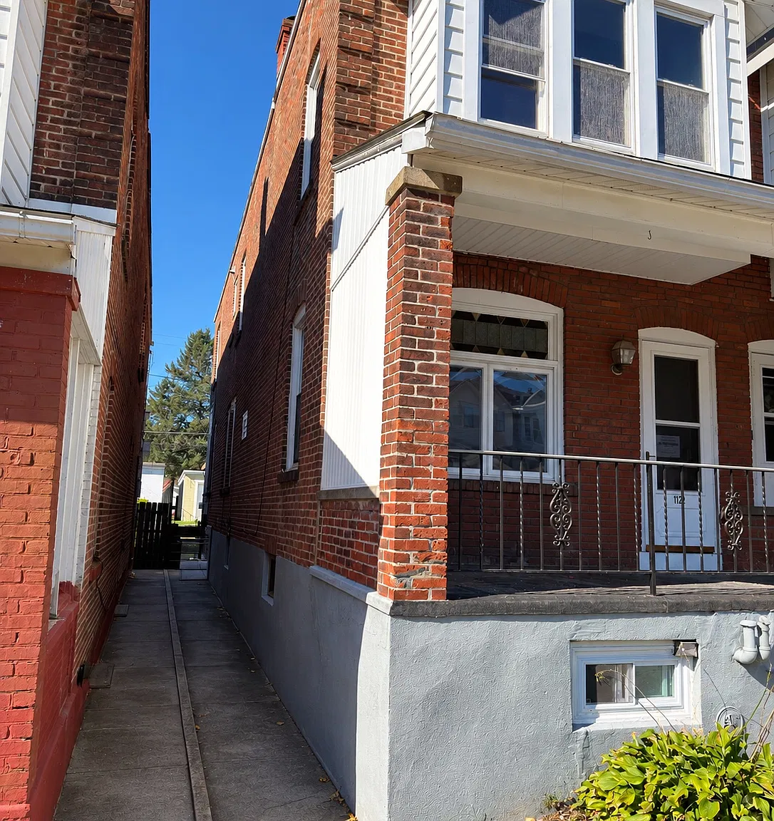 3 bed, 1252 sqft, $2,300 — Photo 2