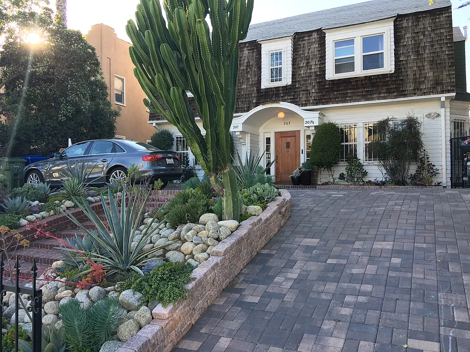 207 S Carondelet St #207