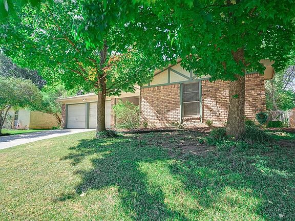 3rd image of 906 Willow Cir N
