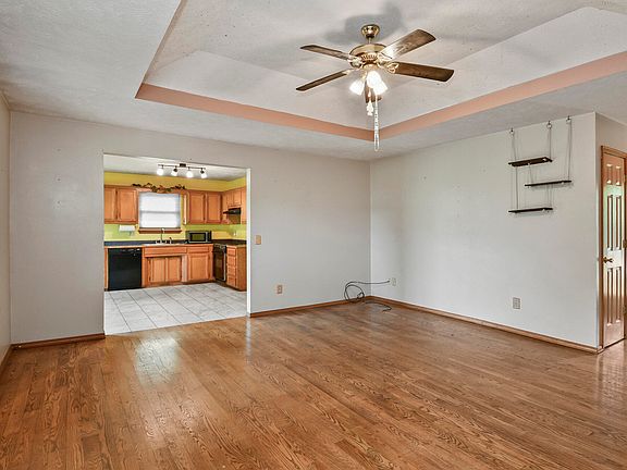 5th image of 221 E New Melville Road