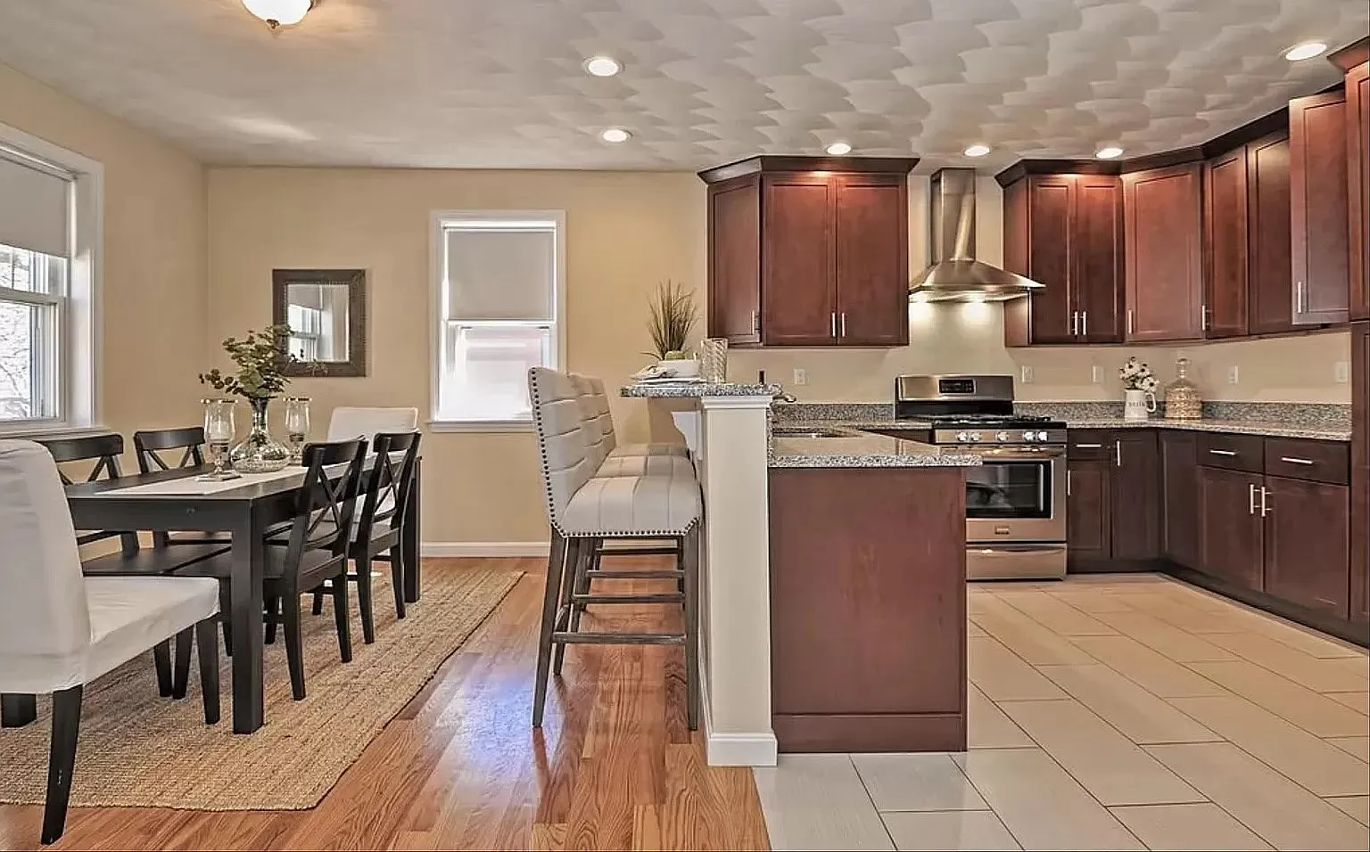 3 bed, 1.5 bath, 1194 sqft, $3,200 — Photo 3