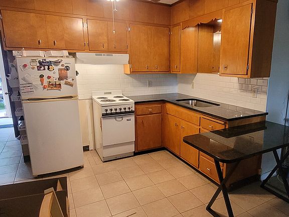 2nd image of 125 Poplar Rd #3