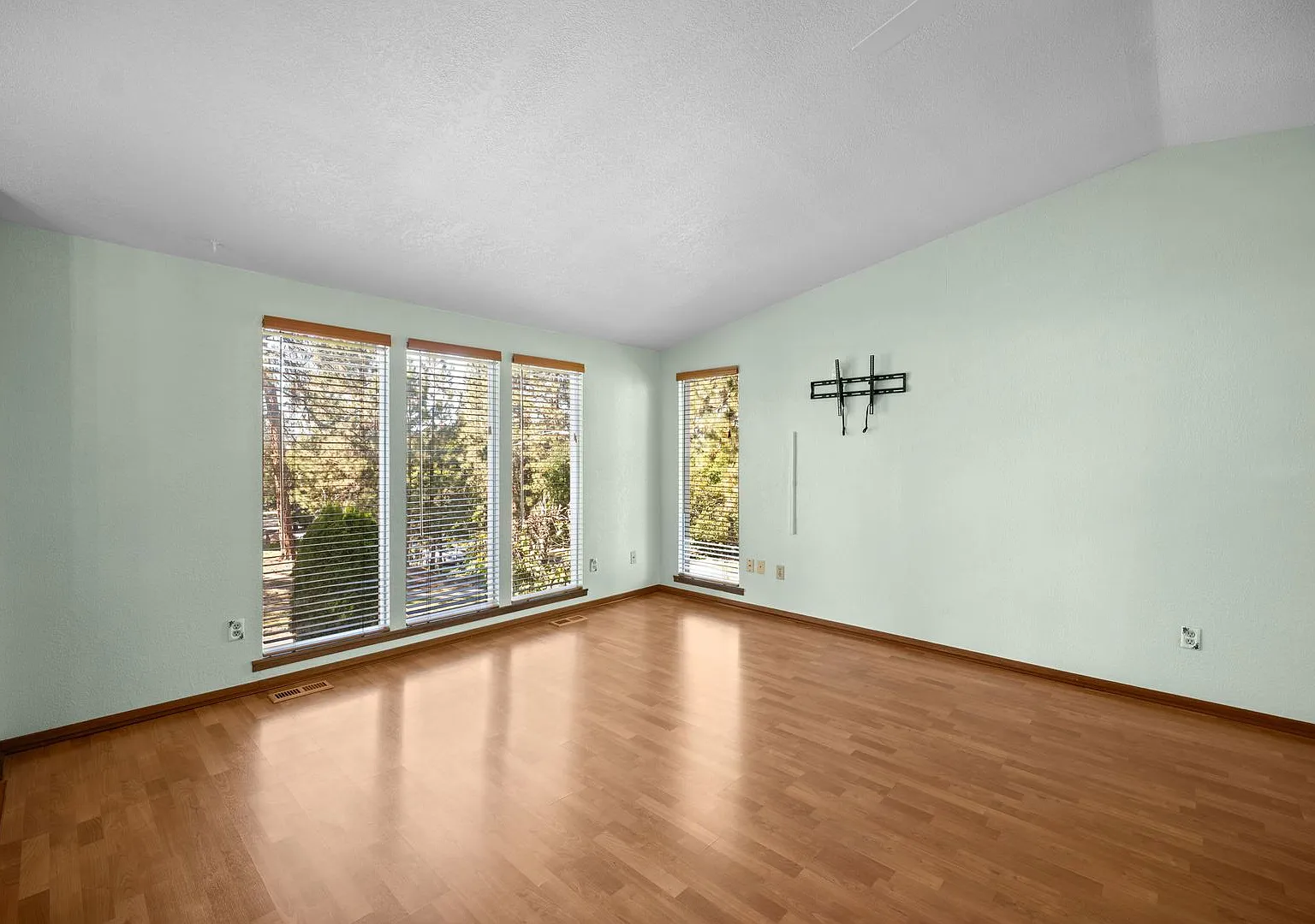 Spacious 4BR Split-Level in Spokane - Hardwoods, Granite Kitchen & Family Room — Photo 3