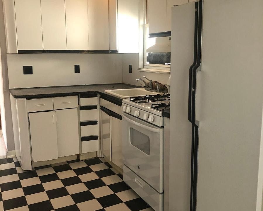 1st image of 2933 Fenton Ave