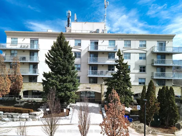 2500 Rutherford Rd #216, Vaughan, ON L4K 5N7