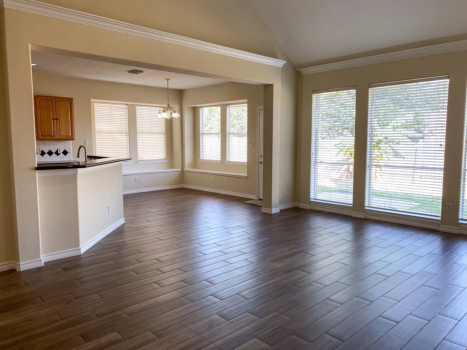 4 bed, 2561 sqft, $2,500 — Photo 4