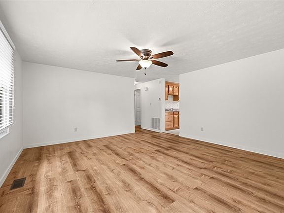 5th image of 909 Mount Hood Dr