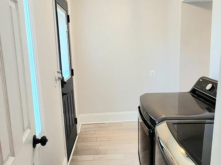 332 Kingsley St — Photo 9