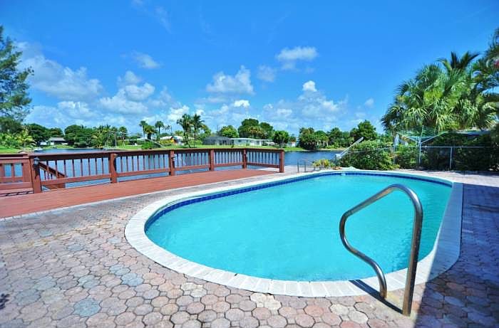 gorgeous canal/pool view