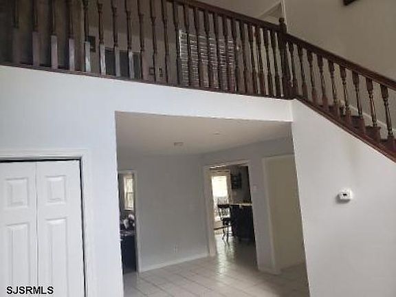 2nd image of 402 Vine Ave