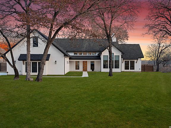 3rd image of 200 OAK FIELDS DR