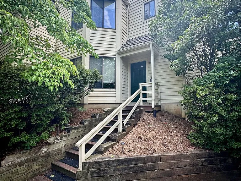 1209 Chatham Rdg — Photo 1