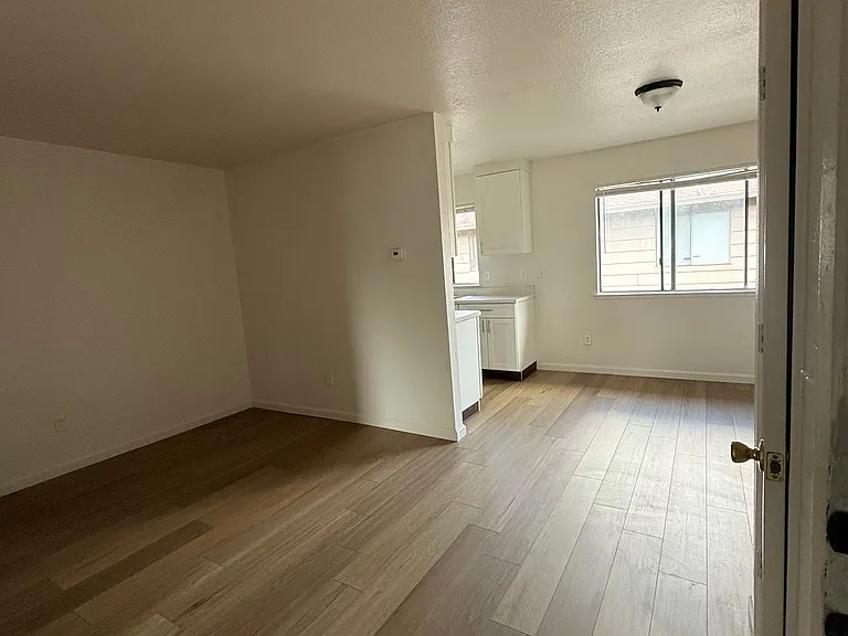 428 E Locust St — Photo 12