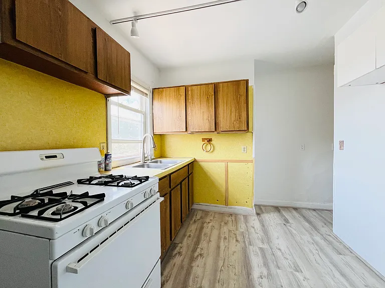 160 Penn St #3 — Photo 11