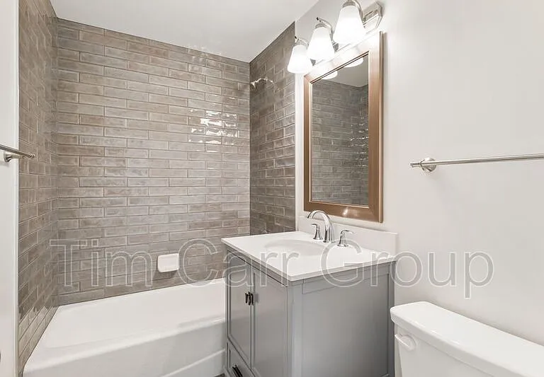121 E Bay St #D — Photo 6