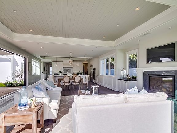 3rd image of 811 Country Club Ln