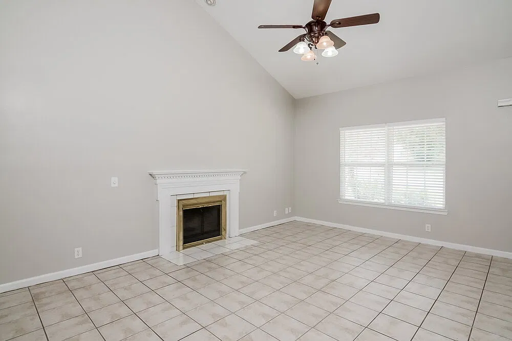 3 bed, 2.5 bath, 1870 sqft, $2,235 — Photo 2
