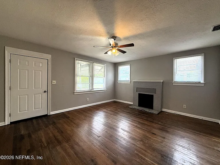 843 Mackinaw St — Photo 4