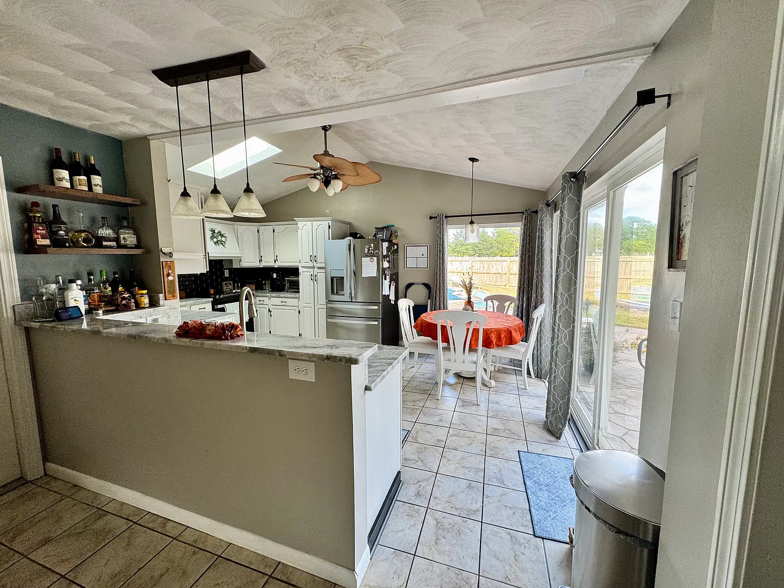 4 bed, 2.5 bath, 1709 sqft, $3,300 — Photo 4