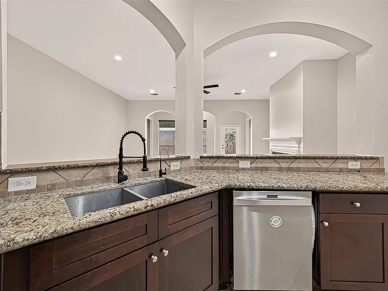 706 Silver Creek Cir — Photo 26