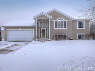 934 Peachcrest Ct NE, Grand Rapids, MI 49505