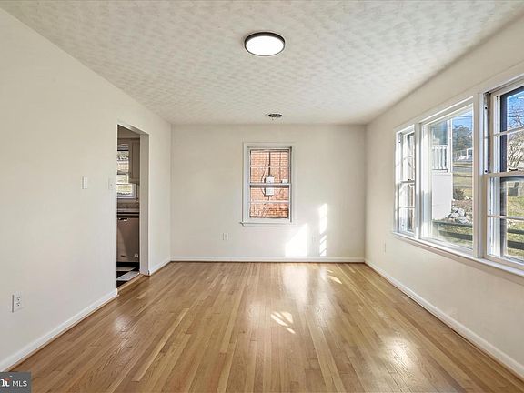4th image of 373 Walton St