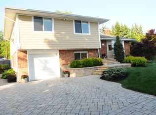 32 Harcourt Rd, Plainview, NY 11803