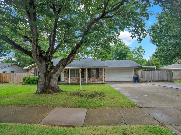 9717 Westpark Dr, Benbrook, TX 76126