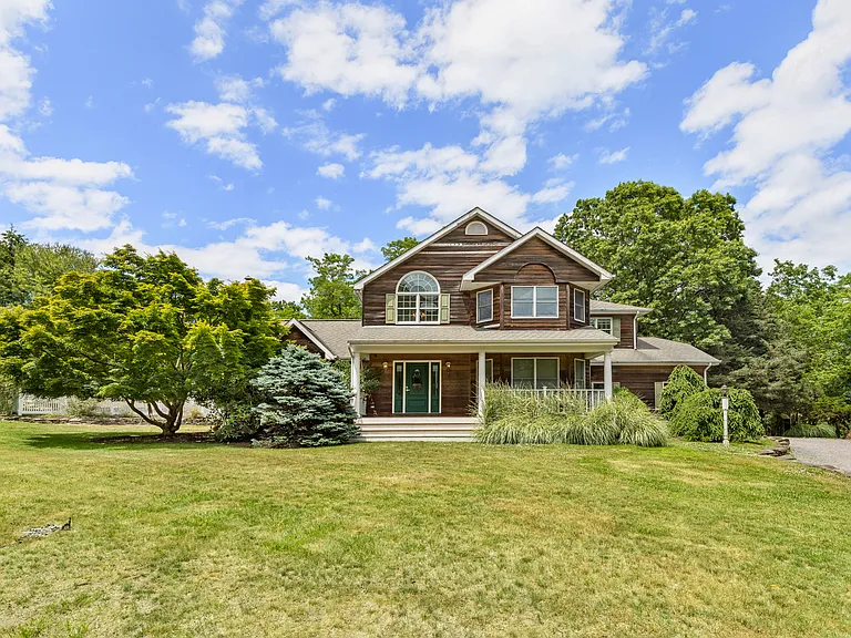 21 Eastway Dr — Photo 1