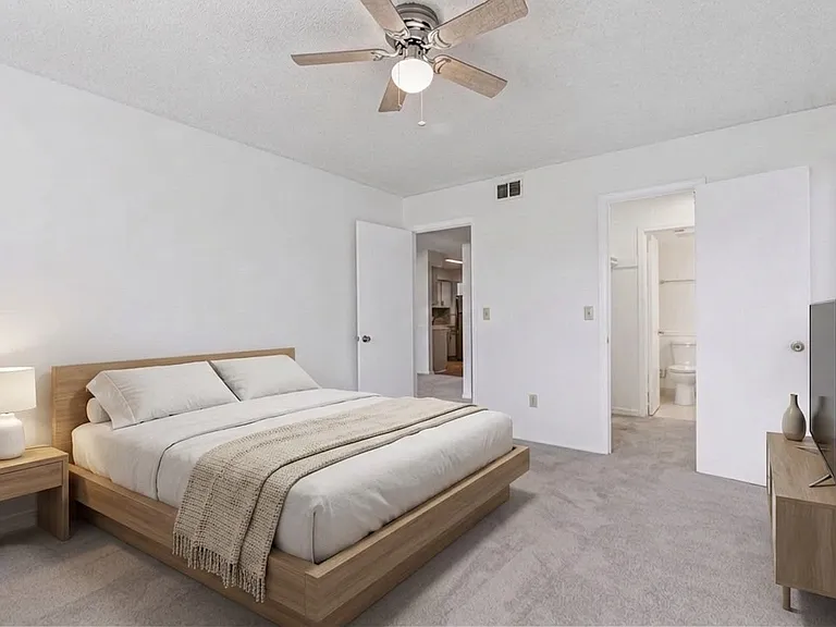 7086 Ponce De Leon Ave — Photo 2