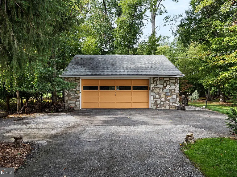 601 Cathcart Rd — Photo 35