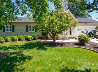 4874 Forest Ridge Dr, Hickory, NC 28602