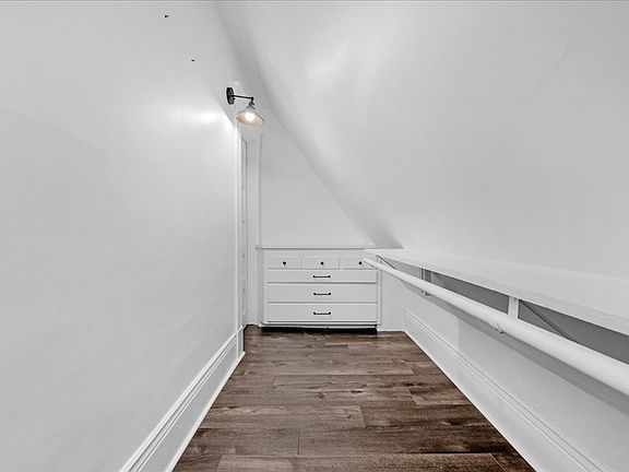 Beedroom closet