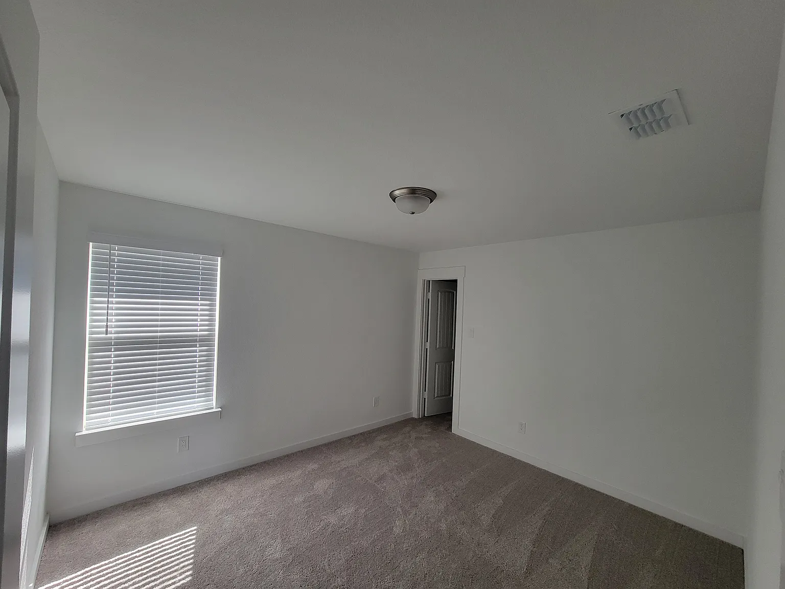 5 bed, 3040 sqft, $1,000 — Photo 4