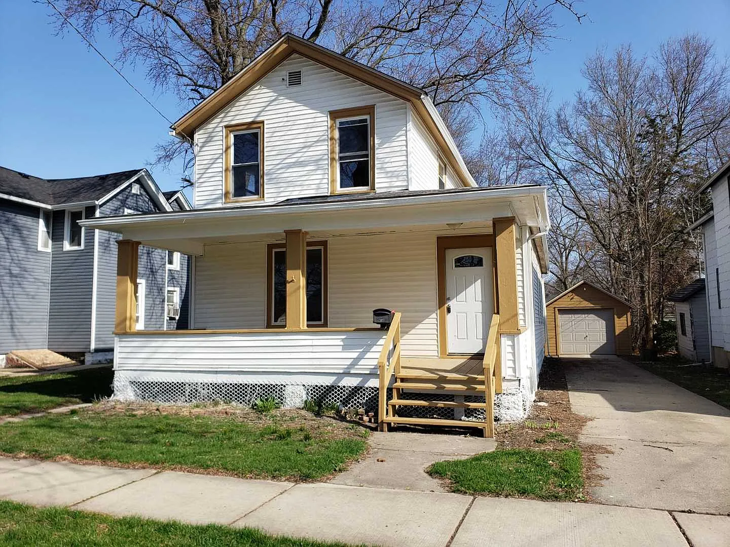 418 Center Ave photo 1