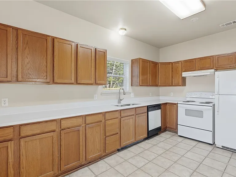 821 Benning — Photo 12