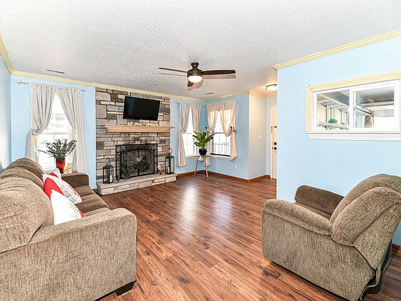 5th image of 10319 Draycott Ave