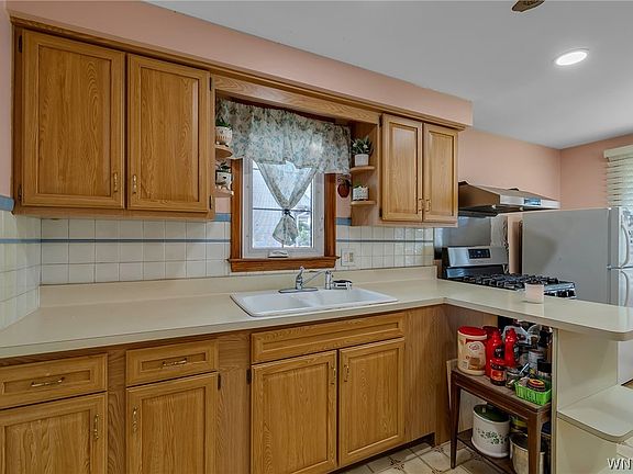 5th image of 138 McNaughton Ave