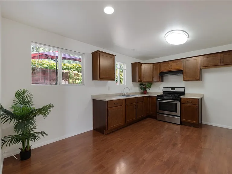 22521 Victory Blvd #B — Photo 6
