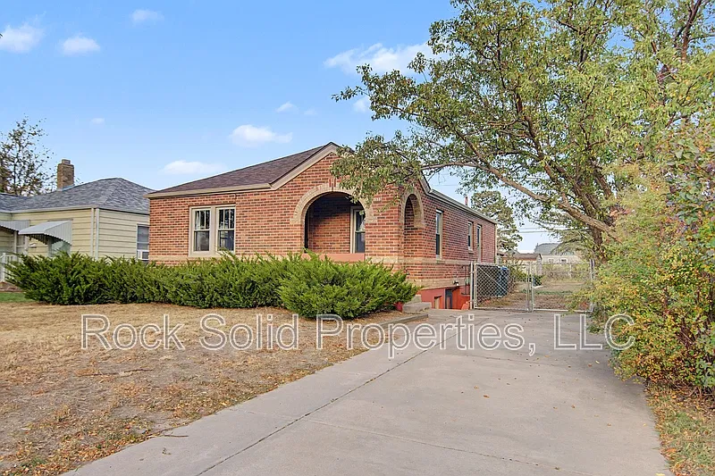 3 bed, 2.0 bath, 1996 sqft, $1,900 — Photo 2