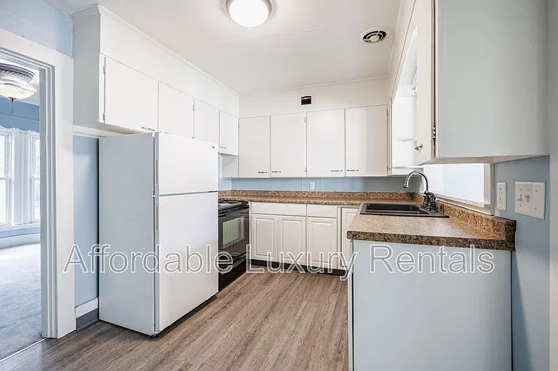 2 bed, 1.0 bath, 702 sqft, $1,100 — Photo 2