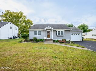 8 Park View Dr, Hazlet, NJ 07730