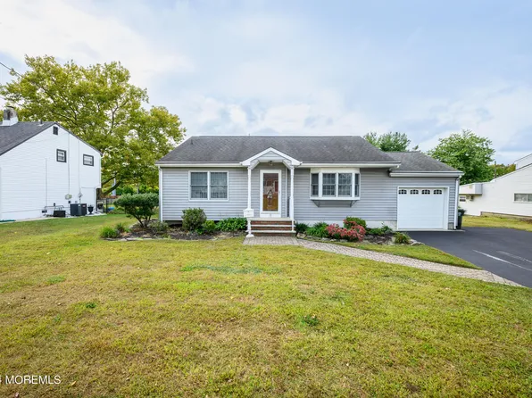 8 Parkview Drive, Hazlet, NJ 07730