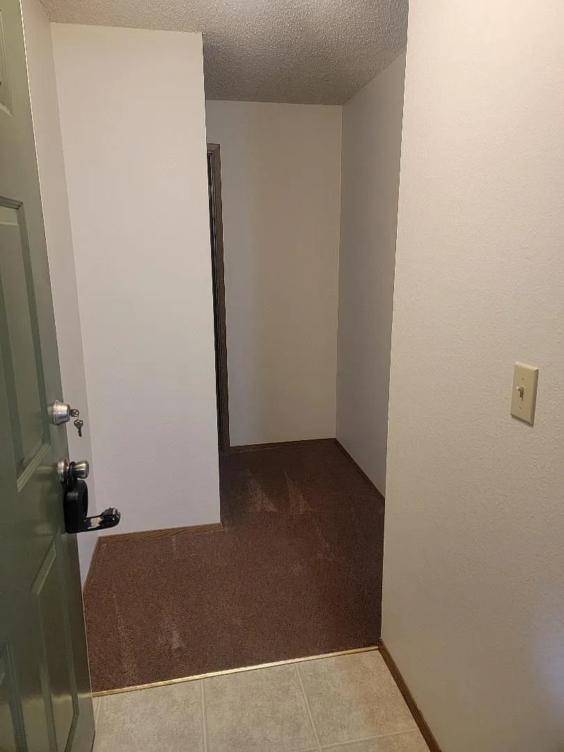Very spacious upper floor 1 bedroom apartment — Photo 3