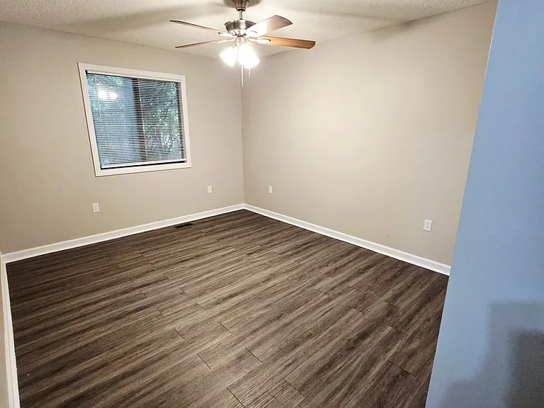 Country Shores Apartments — Photo 61