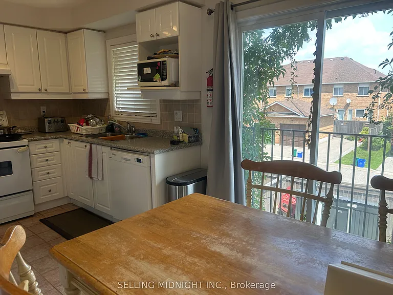 2413 Ravinebrook Cres — Photo 8