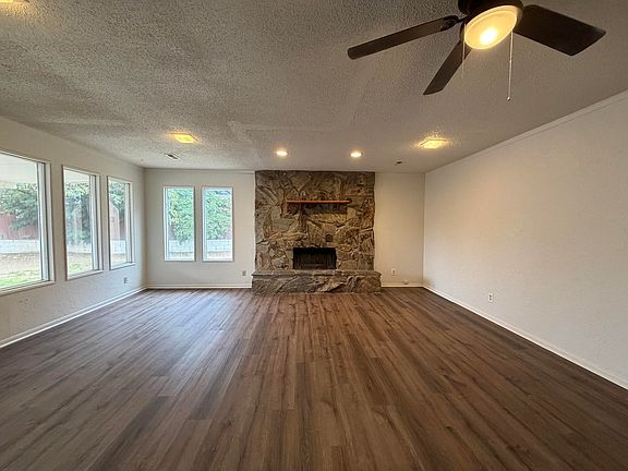 3rd image of 604 Maxine St NE