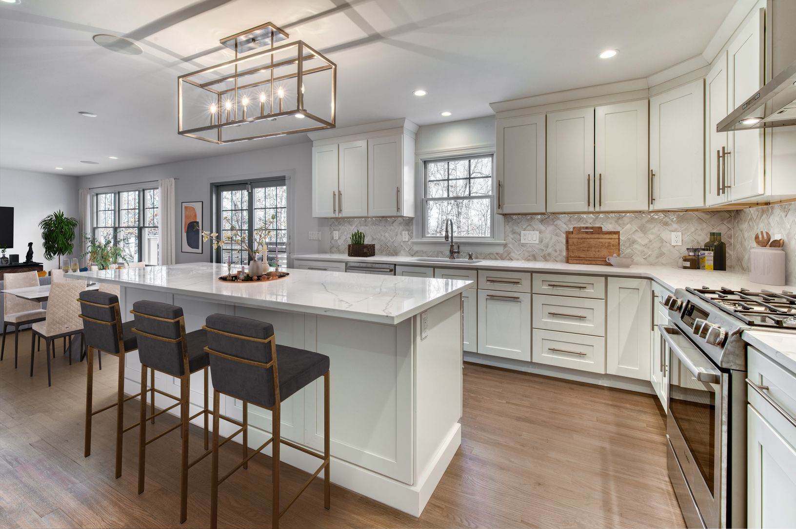  Virtually staged eat in kitchen. 