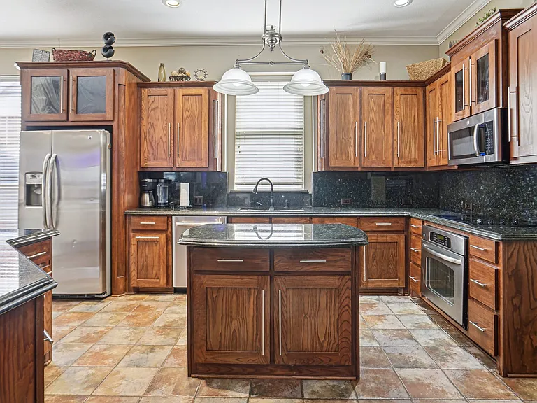 Kitchen plenty of cabinets